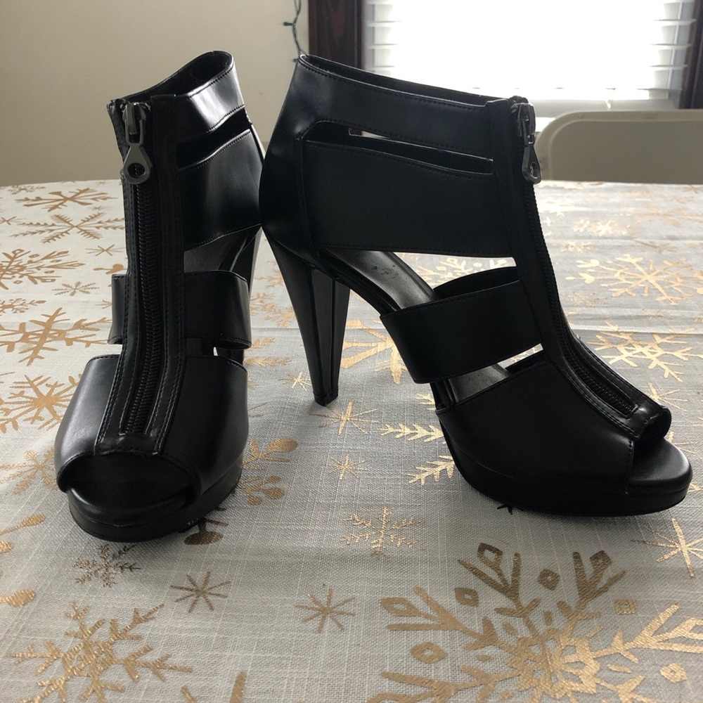 Fioni Black Heels
